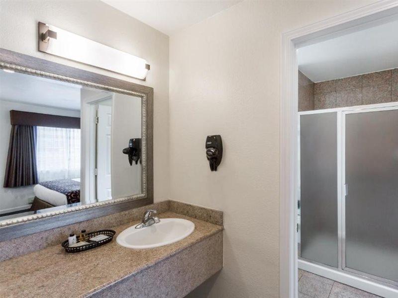Howard Johnson By Wyndham Hotel