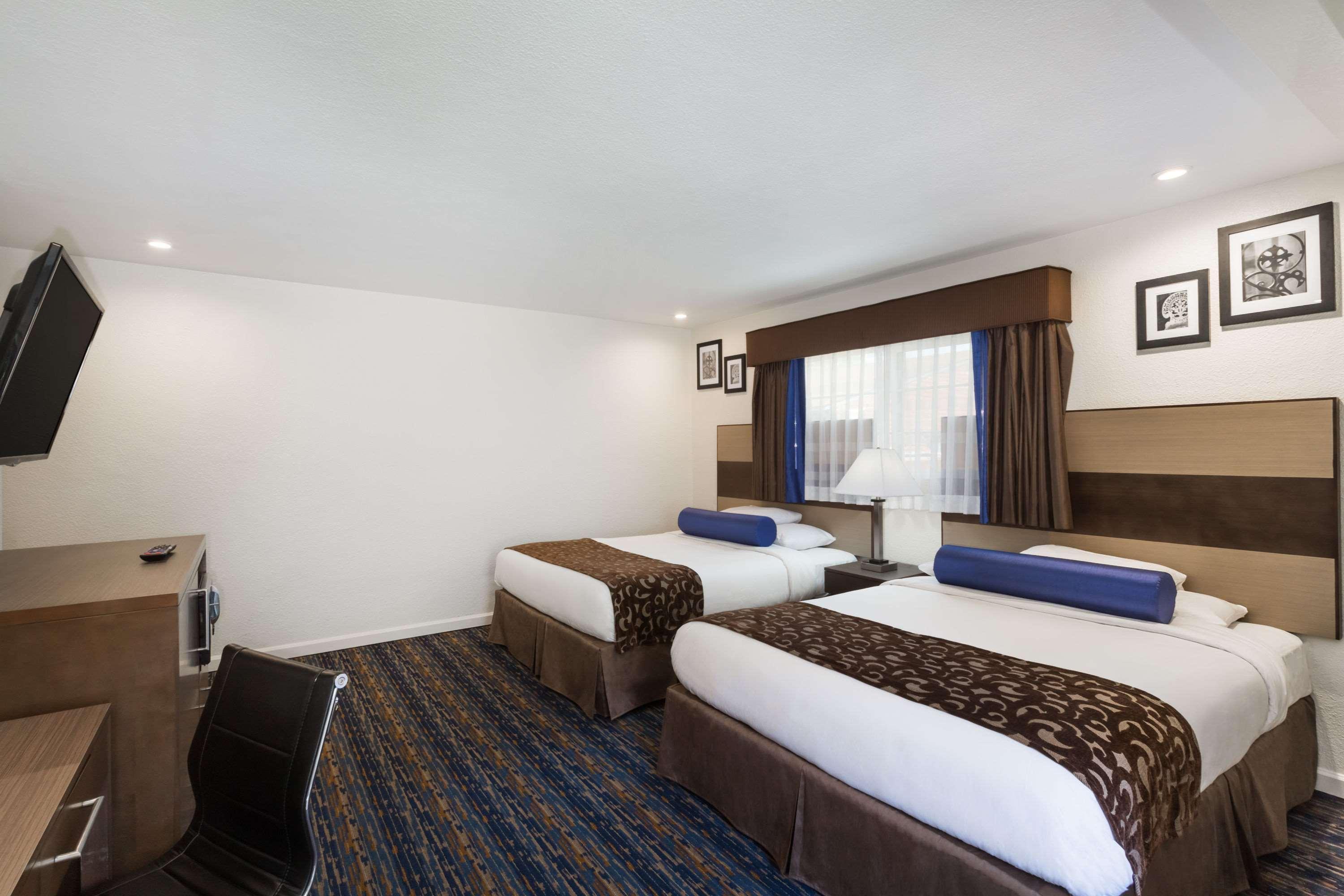Howard Johnson By Wyndham