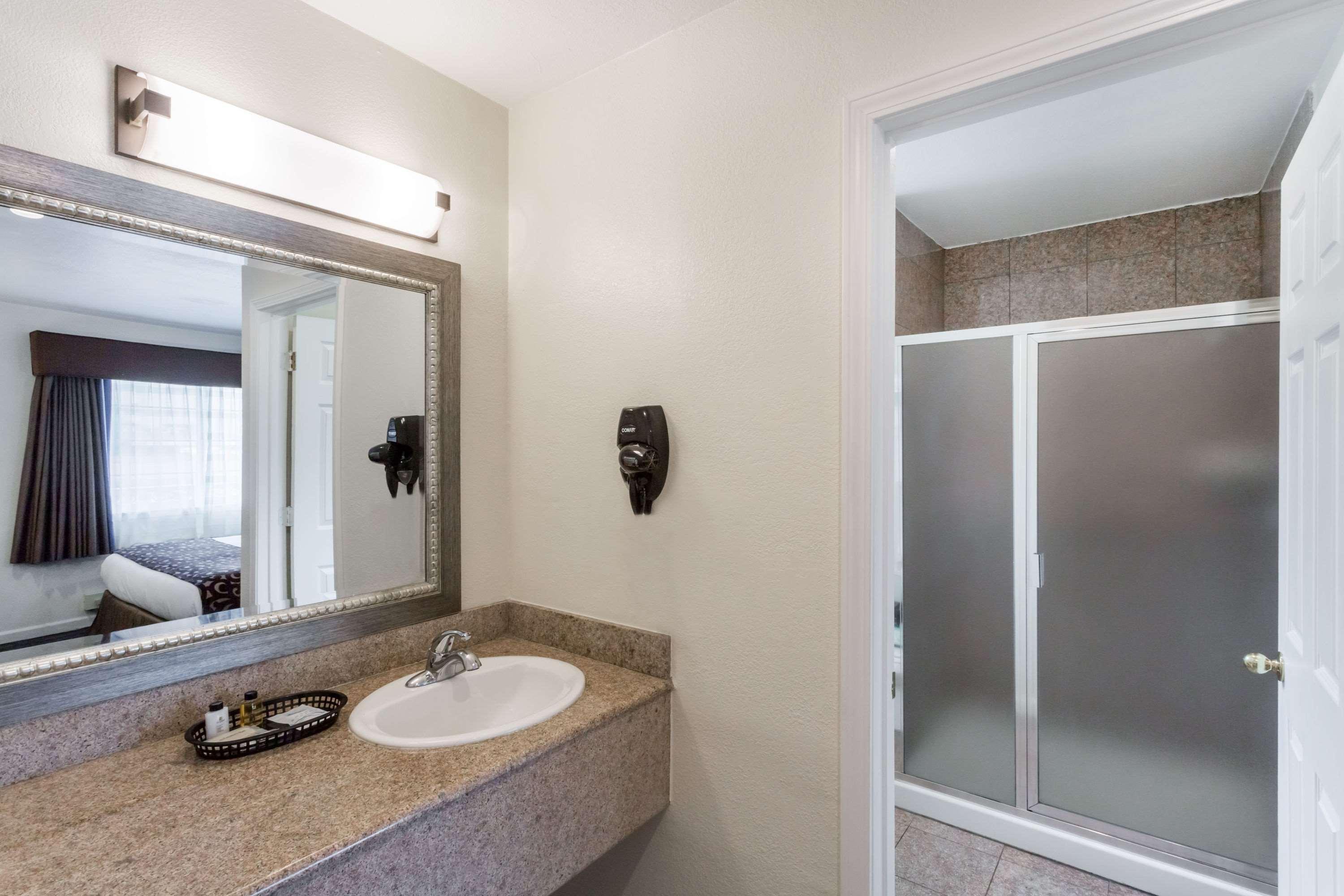 Howard Johnson By Wyndham Hotel